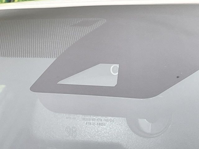 【トヨタセーフティセンス】走行中に前方の車両等を認識し、衝突しそうな時は警報とブレーキで衝突回避と被害軽減をアシスト。より安全にドライブをお楽しみいただけます。