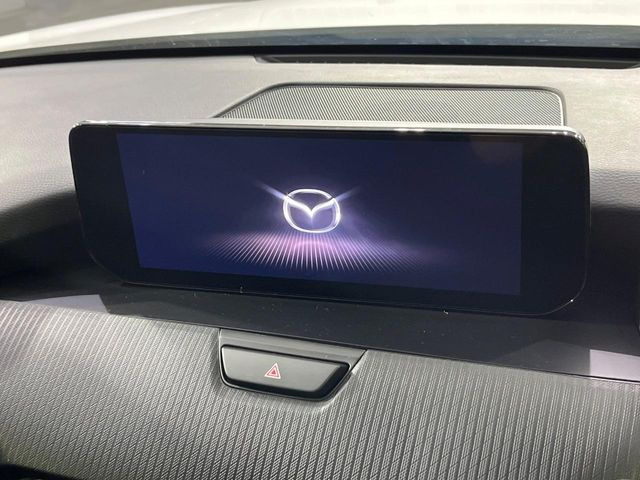 【10.25インチマツダコネクト】車内の雰囲気にマッチした大型ディスプレイ。スマホ接続でのナビ使用やBluetooth再生等、様々な機能が楽しめます。直感的なダイヤル操作が可能で、使い勝手も良好です。