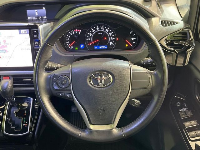 インテリアに合わせたデザインのステアリングは、運転される方のことも考え、運転しやすい形状、大きさです。是非一度、実際に触ってお確かめください。