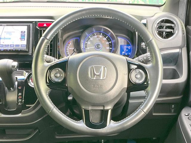 �C���e���A�ɍ��킹���f�U�C���̃X�e�A�����O�́A�^�]�������̂��Ƃ��l���A�^�]���₷���`��A�傫���ł��B�����x�A���ۂɐG���Ă��m���߂��������B