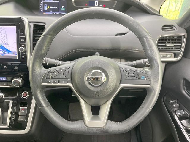 �C���e���A�ɍ��킹���f�U�C���̃X�e�A�����O�́A�^�]�������̂��Ƃ��l���A�^�]���₷���`��A�傫���ł��B�����x�A���ۂɐG���Ă��m���߂��������B