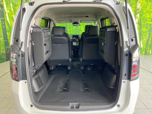 普段のお買い物や通勤、送迎等に十分な荷室スペースを確保しております。セカンドシートを倒すと、大きな荷物の積載も可能です♪
