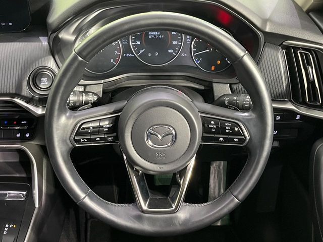 【ステアリングヒーター】冬場に冷たくなりやすい革巻きステアリングを、スイッチ一つで素早く適温に!エアコンよりも早く温まってくれるので、寒い日の運転も快適になりますね♪