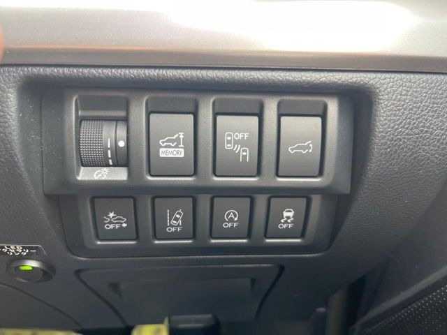 【アイサイトVer3】前方の車両等を検知し、衝突しそうな時は警報で注意を促し、ブレーキを踏む力をサポート。ブレーキを踏めなかった場合は衝突被害軽減ブレーキが作動、衝突回避をサポートします。