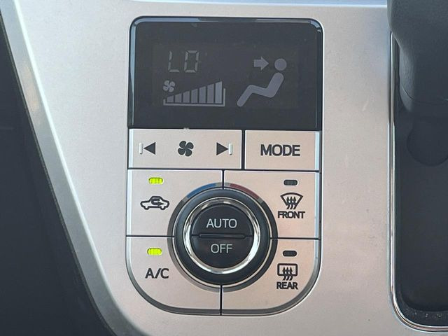 【オートエアコン】一度お好みの温度に設定すれば、車内の温度を検知し風量や温度を自動で調整。暑い&hellip;寒い&hellip;と何度もスイッチ操作をする必要はありません。快適な車内空間には必須の機能ですね♪