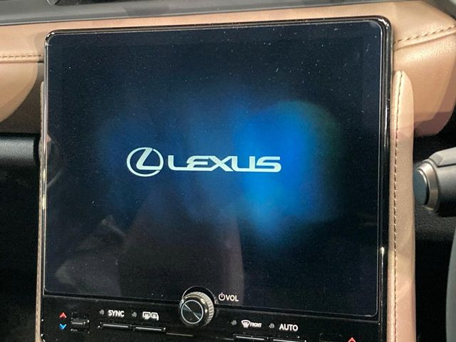 �y9.8�C���` �f�B�X�v���C�I�[�f�B�I�z���ʂ̃f�B�X�v���C��AppleCarPlay��AndroidAuto�����p�\�B�傫�ȉ�ʂŃX�}�z�i�r�A�v���������p���������܂���