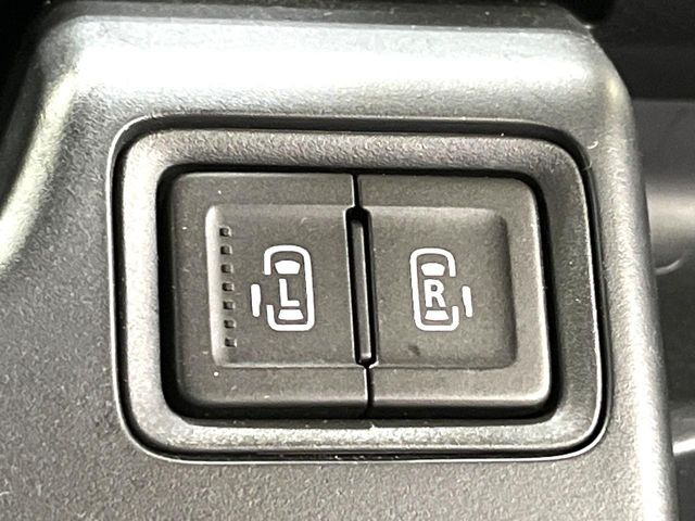 【両側パワースライドドア】スマートキーや運転席のスイッチで後席両側スライドドアの開閉が可能♪電動だから力を入れてドアを開ける必要が無く、小さなお子様でも簡単に開け閉めでき快適です♪