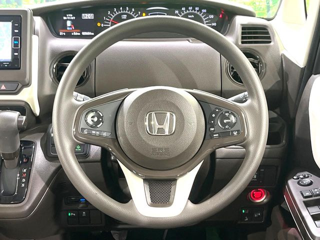 インテリアに合わせたデザインのステアリングは、運転される方のことも考え、運転しやすい形状、大きさです。是非一度、実際に触ってお確かめください。