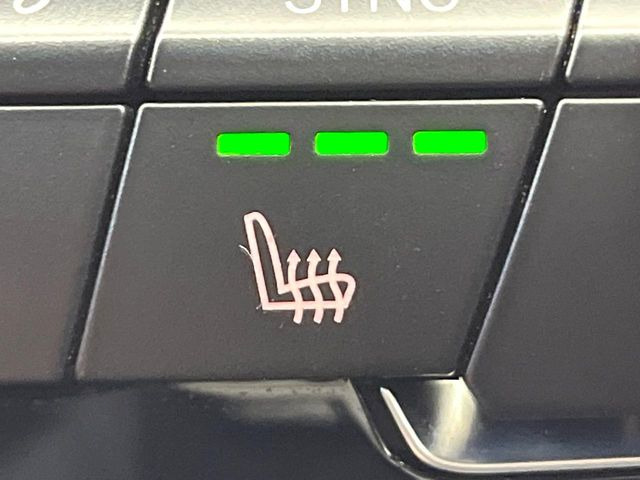 ●フロントシートヒーティング:運転席・助手席共に三段階で調節が可能なシートヒーターを装備しております。季節を問わず快適にご使用いただけます。