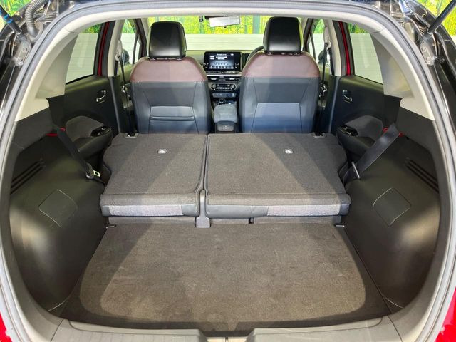 普段のお買い物や通勤、送迎等に十分な荷室スペースを確保しております。セカンドシートを倒すと、大きな荷物の積載も可能です♪