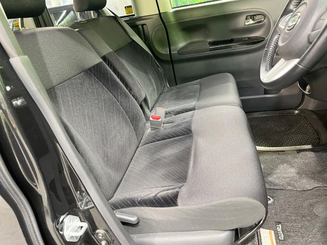 運転席まわりには十分なスペースがあり、大柄な方でもゆったり運転していただける環境です。