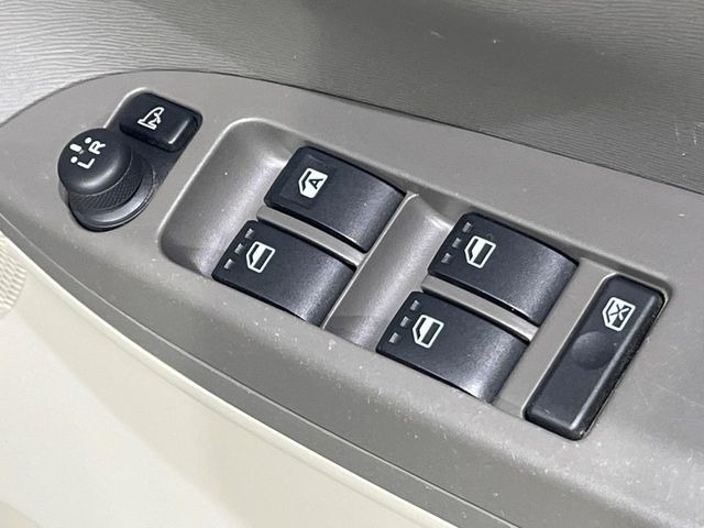 【電動格納ミラー】サイドミラーは電動格納式となっており、狭い駐車場でもキズがつくリスクを抑えられます。