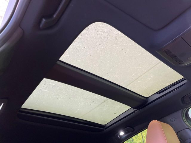 【サンルーフ】開放感たっぷりの希少装備、サンルーフが装着されています!車内に明かりを取り入れたり景色を楽しむ以外にも、車内の空気も簡単に換気できて快適です!