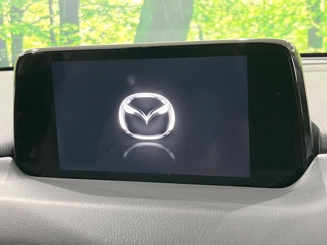 【マツダコネクトナビ】車内の雰囲気にマッチした一体型タイプのナビ。各種車輌設定やBluetooth再生等、様々な機能が楽しめます。直感的なダイヤル操作が可能で、使い勝手も良好です。