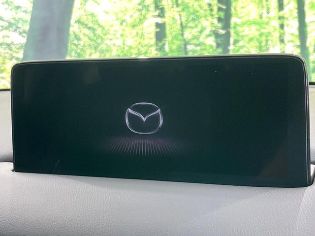 【10.25インチマツダコネクト】車内の雰囲気にマッチした大型ディスプレイ。スマホ接続でのナビ使用やBluetooth再生等、様々な機能が楽しめます。直感的なダイヤル操作が可能で、使い勝手も良好です。