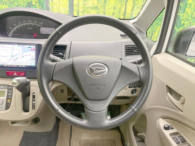 インテリアに合わせたデザインのステアリングは、運転される方のことも考え、運転しやすい形状、大きさです。是非一度、実際に触ってお確かめください。