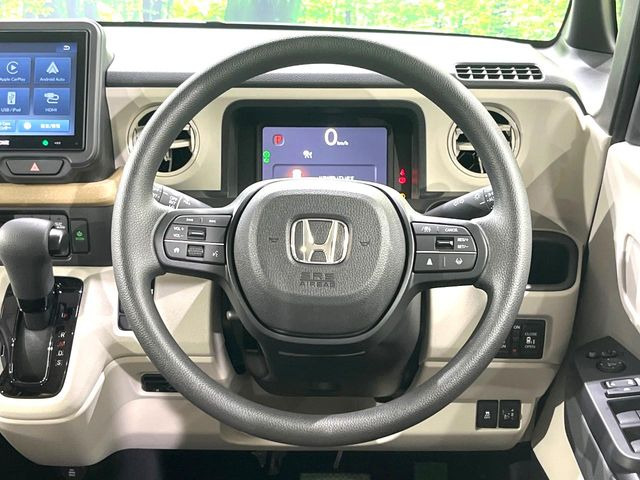 インテリアに合わせたデザインのステアリングは、運転される方のことも考え、運転しやすい形状、大きさです。是非一度、実際に触ってお確かめください。