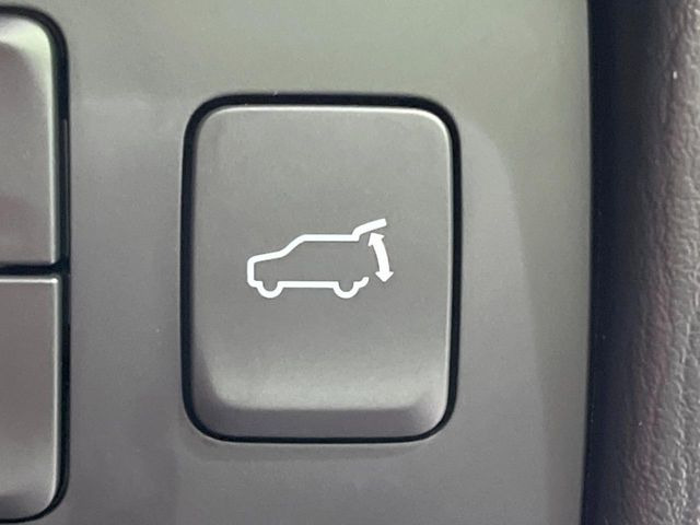 【パワーバックドア】スマートキーや運転席のボタンを押すだけでリアゲートが自動で開閉します!荷物を持っている時や、高い位置にあるバックドアを閉める際に便利な機能です♪