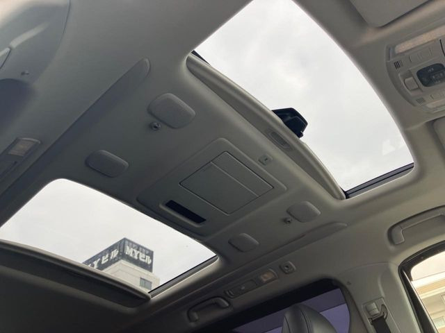 【サンルーフ】開放感たっぷりの希少装備、サンルーフが装着されています!車内に明かりを取り入れたり景色を楽しむ以外にも、車内の空気も簡単に換気できて快適です!