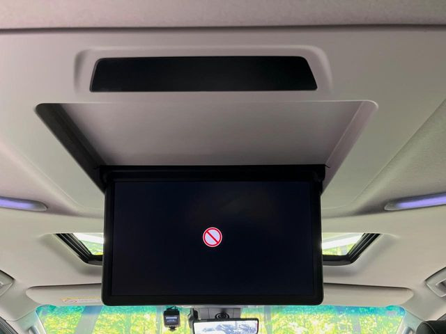 【フリップダウンモニター】大画面モニターで後席でもエンタメをお楽しみいただけます。小さなお子様にも大人気の装備です♪