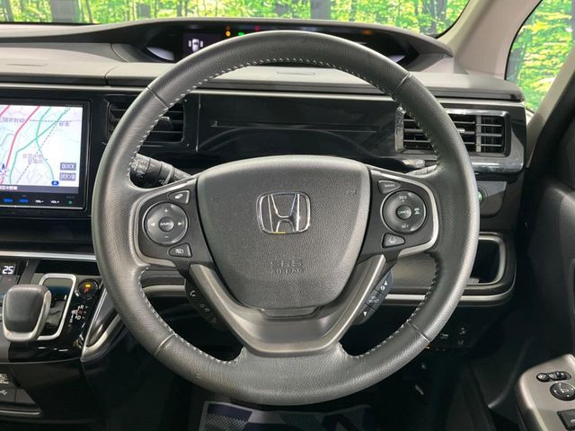 �C���e���A�ɍ��킹���f�U�C���̃X�e�A�����O�́A�^�]�������̂��Ƃ��l���A�^�]���₷���`��A�傫���ł��B�����x�A���ۂɐG���Ă��m���߂��������B