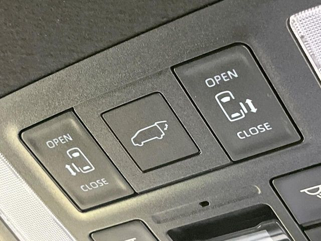 【両側パワースライドドア】スマートキーや運転席のスイッチで後席両側スライドドアの開閉が可能♪電動だから力を入れてドアを開ける必要が無く、小さなお子様でも簡単に開け閉めでき快適です♪