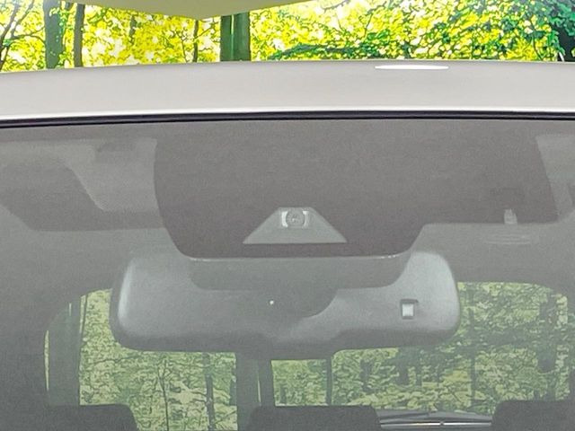 【プリクラッシュセーフティ】前方の車両等を検知し、衝突しそうな時は警報で注意を促し、ブレーキを踏む力をサポート。ブレーキを踏めなかった場合は衝突被害軽減ブレーキが作動、衝突回避をサポートします。