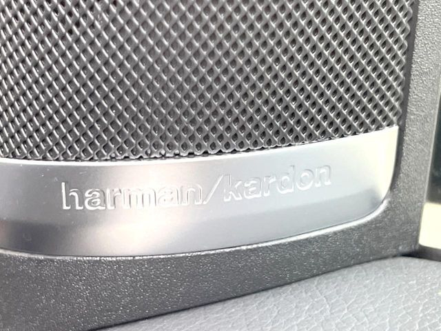 ●harman/kardonサウンドシステム:オーディオ専門メーカーが手掛けるプレミアムスピーカーを装備。多数のスピーカーから、音の粒立ちまで分かる高品質な音楽をお楽しみいただけます。