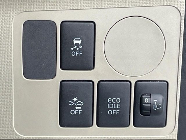 【スマートアシスト】走行中に前方の車両等を認識し、衝突しそうな時は警報とブレーキで衝突回避と被害軽減をアシスト。より安全にドライブをお楽しみいただけます。