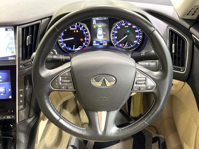 �C���e���A�ɍ��킹���f�U�C���̃X�e�A�����O�́A�^�]�������̂��Ƃ��l���A�^�]���₷���`��A�傫���ł��B�����x�A���ۂɐG���Ă��m���߂��������B