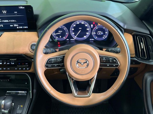 インテリアに合わせたデザインのステアリングは、運転される方のことも考え、運転しやすい形状、大きさです。是非一度、実際に触ってお確かめください。