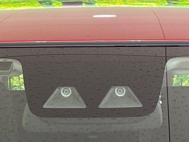 【スマートアシスト】走行中に前方の車両等を認識し、衝突しそうな時は警報とブレーキで衝突回避と被害軽減をアシスト。より安全にドライブをお楽しみいただけます。