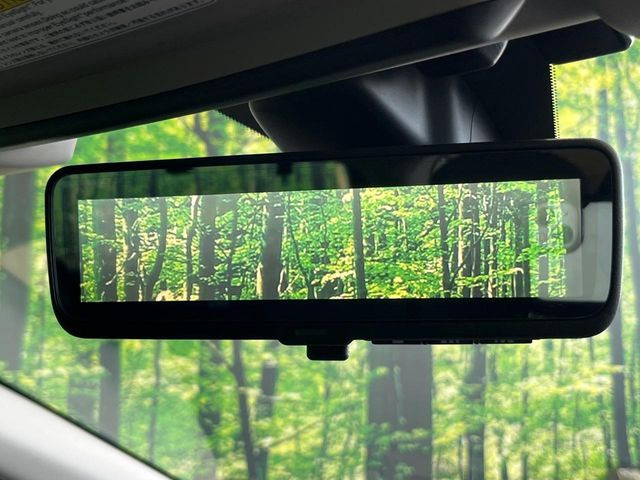 【スマートリヤビューミラー】後席の大きな荷物や同乗者で後方が確認しづらい時でも安心!カメラが撮影した車両後方の映像をルームミラー内に表示。クリアな視界で状況の確認が可能です!
