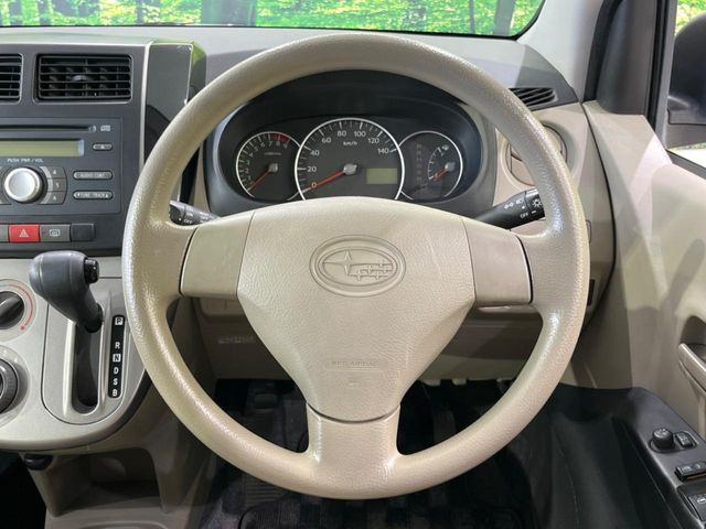�C���e���A�ɍ��킹���f�U�C���̃X�e�A�����O�́A�^�]�������̂��Ƃ��l���A�^�]���₷���`��A�傫���ł��B�����x�A���ۂɐG���Ă��m���߂��������B