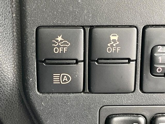 【スマートアシスト】走行中に前方の車両等を認識し、衝突しそうな時は警報とブレーキで衝突回避と被害軽減をアシスト。より安全にドライブをお楽しみいただけます。