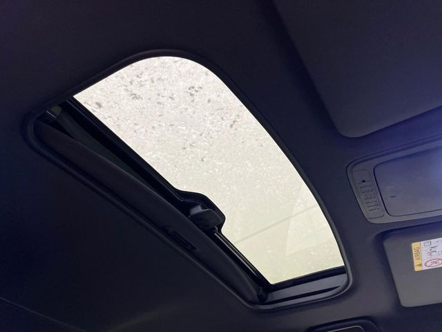 【ガラスルーフ】ガラスルーフ搭載で車内の解放感が一気にアップ!開放的なドライブをお楽しみいただけます。