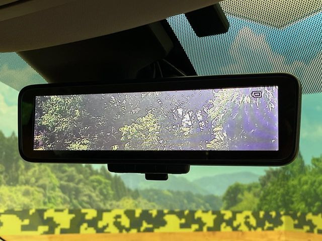 【インテリジェントルームミラー】後席の大きな荷物や同乗者で後方が確認しづらい時でも安心!カメラが撮影した車両後方の映像をルームミラー内に表示。クリアな視界で状況の確認が可能です!
