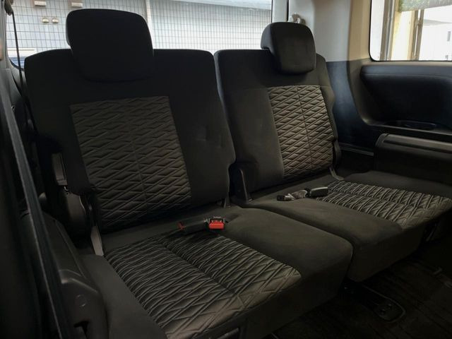 3列目シートはもちろん状態良好☆大人でもゆったりと座って頂けますので、大人数でのお出かけもラクラクです♪ご家族で、気の知れた仲間で、ドライブに行くのが楽しみですね♪