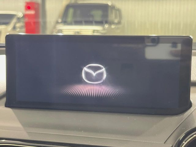 【マツダコネクトナビ】車内の雰囲気にマッチした一体型タイプのナビ。各種車輌設定やBluetooth再生等、様々な機能が楽しめます。直感的なダイヤル操作が可能で、使い勝手も良好です。