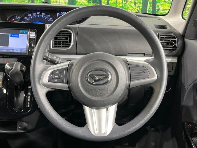 �C���e���A�ɍ��킹���f�U�C���̃X�e�A�����O�́A�^�]�������̂��Ƃ��l���A�^�]���₷���`��A�傫���ł��B�����x�A���ۂɐG���Ă��m���߂��������B