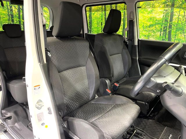 運転席まわりには十分なスペースがあり、大柄な方でもゆったり運転していただける環境です。