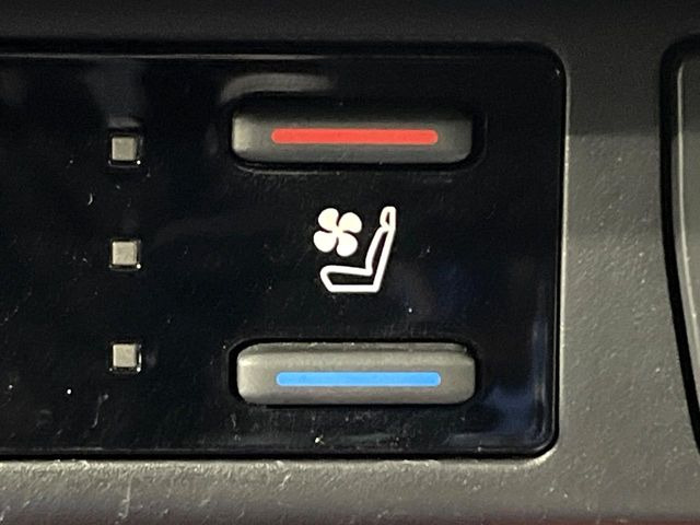 【シートベンチレーション】夏場は涼しい風でお尻や背中の熱やムレを防ぎ、冬はエアコンよりも早く温まってポカポカに!レザーシートにうれしい装備で、季節を問わず快適に過ごせます。