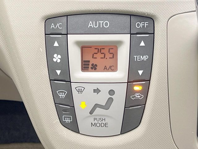 【オートエアコン】一度お好みの温度に設定すれば、車内の温度を検知し風量や温度を自動で調整。暑い&hellip;寒い&hellip;と何度もスイッチ操作をする必要はありません。快適な車内空間には必須の機能ですね♪