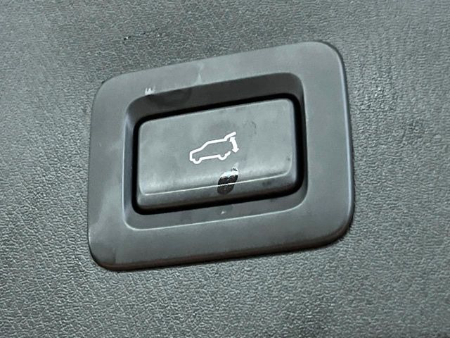 【パワーバックドア】スマートキーや運転席のボタンを押すだけでリアゲートが自動で開閉します!荷物を持っている時や、高い位置にあるバックドアを閉める際に便利な機能です♪