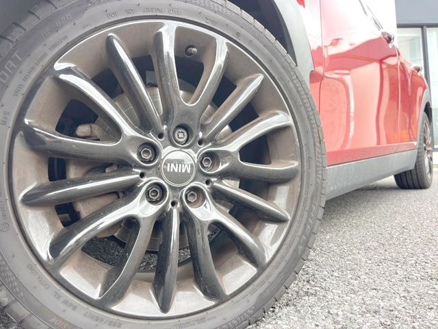 ●純正17インチアルミホイール:輸入車ならではの卓越した走りを支えるホイールと足回りです!日本車の走りに慣れている方にもぜひ体感して頂きたいほど、高いレベルでまとまっています!
