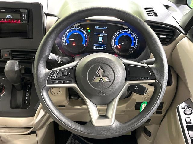 �C���e���A�ɍ��킹���f�U�C���̃X�e�A�����O�́A�^�]�������̂��Ƃ��l���A�^�]���₷���`��A�傫���ł��B�����x�A���ۂɐG���Ă��m���߂��������B