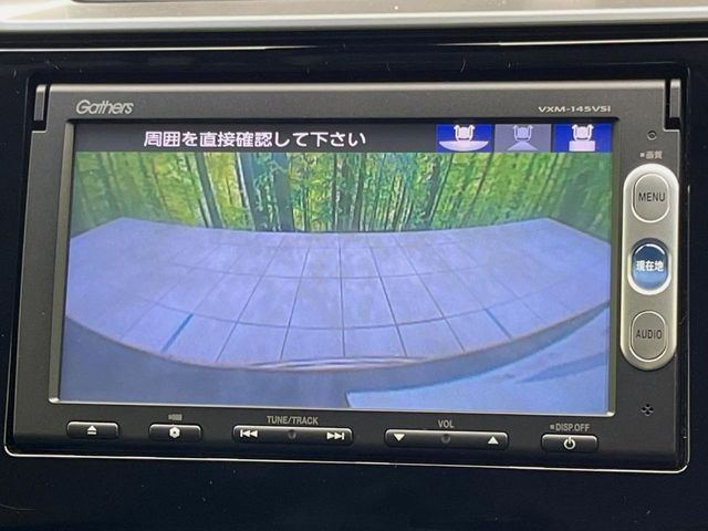 【バックカメラ】駐車時に後方がリアルタイム映像で確認できます。大型商業施設や立体駐車場での駐車時や、夜間のバック時に大活躍!運転スキルに関わらず、今や必須となった装備のひとつです!