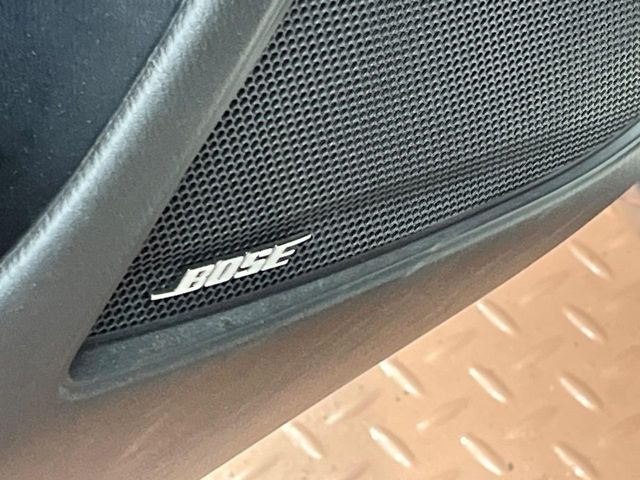 【BOSEサウンドシステム】メーカーオプションの高品位サウンドシステムを搭載。専用のチューニングが施された大小様々なスピーカーから良質なサウンドが奏でられ、臨場感あふれる音響空間を演出します。
