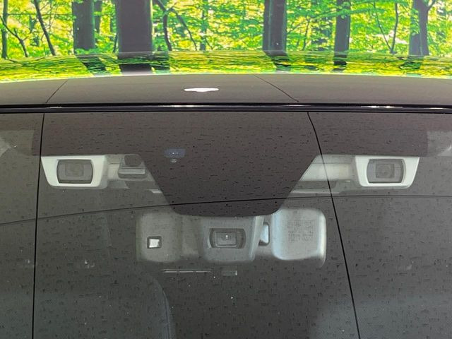 【アイサイト】前方の車両等を検知し、衝突しそうな時は警報で注意を促し、ブレーキを踏む力をサポート。ブレーキを踏めなかった場合は衝突被害軽減ブレーキが作動、衝突回避をサポートします。