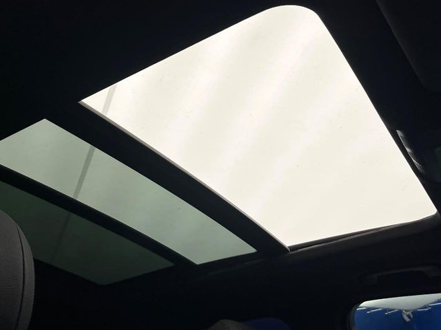 ●サンルーフ:開放感たっぷりの希少装備、サンルーフが装着されています!車内に明かりを取り入れたり景色を楽しむ以外にも、車内の空気も簡単に換気できて快適です!